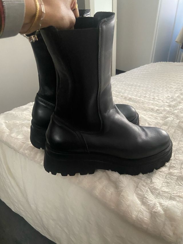 Botas. Track Piel Stradivarius