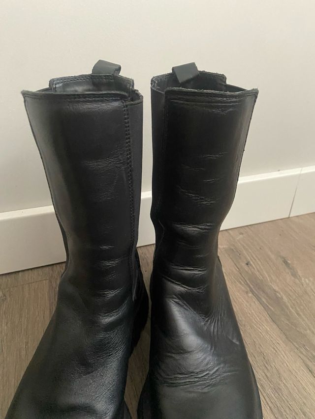 Botas. Track Piel Stradivarius