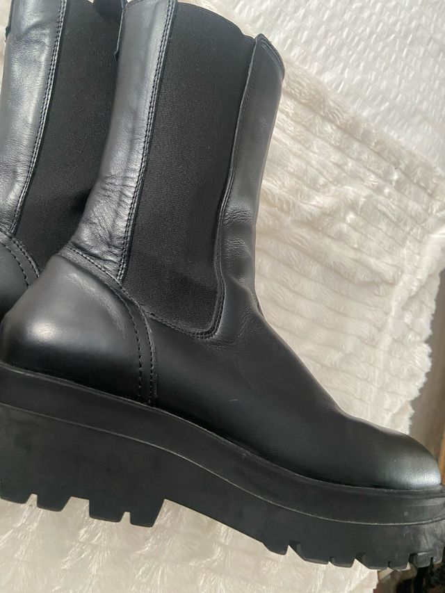 Botas. Track Piel Stradivarius