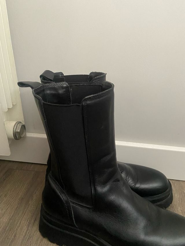 Botas. Track Piel Stradivarius