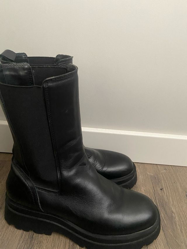 Botas. Track Piel Stradivarius