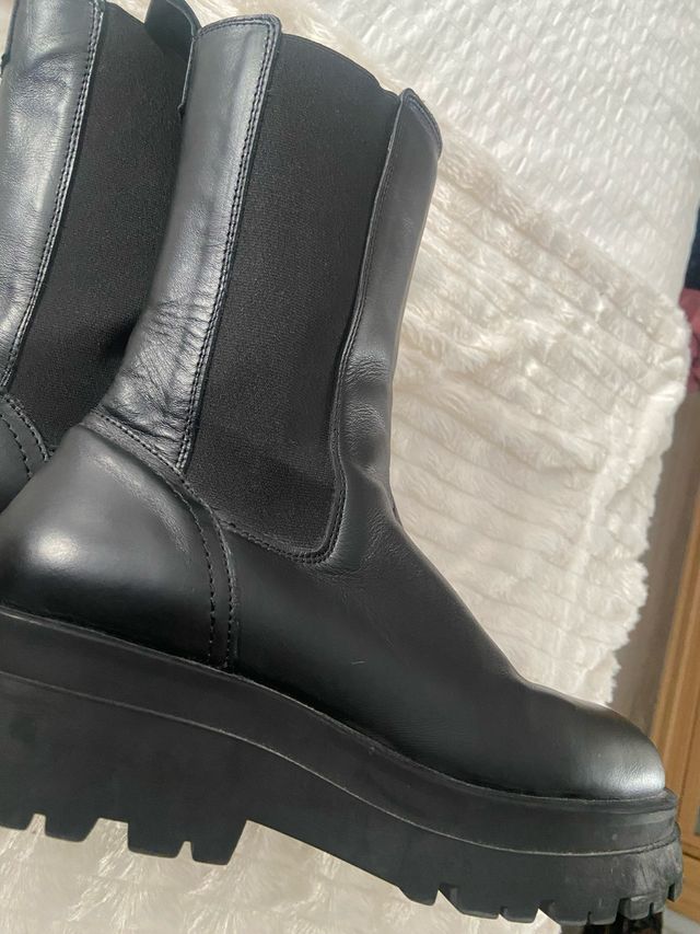 Botas. Track Piel Stradivarius