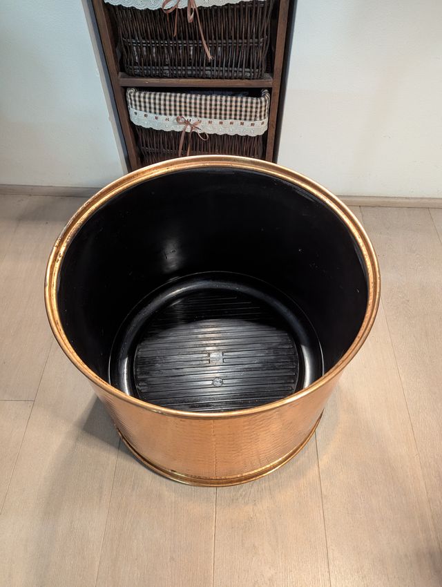 Portavaso sottovaso in rame con ruote