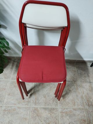 Sillas rojas y blancas