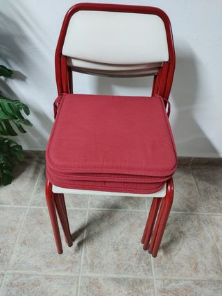 Sillas rojas y blancas