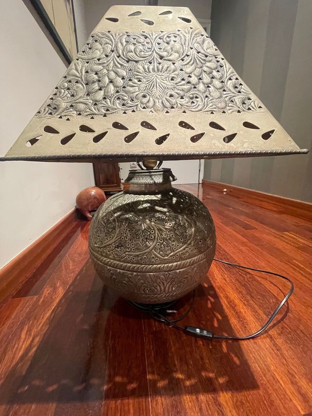 Lámpara ornamental metálica