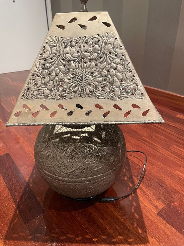 Lámpara ornamental metálica