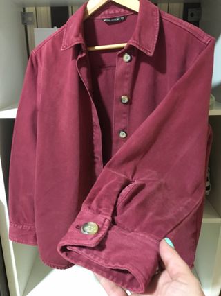 Cazadora sobrecamisa vaquera burdeos