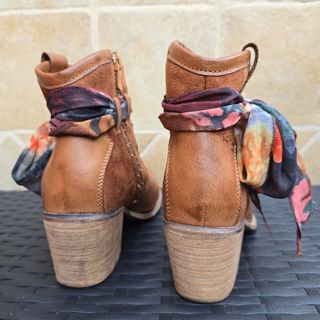 Botines marrones de tacón ancho Chika10