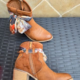 Botines marrones de tacón ancho Chika10