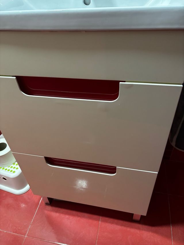 Mueble de baño rojo y blanco con espejo a juego