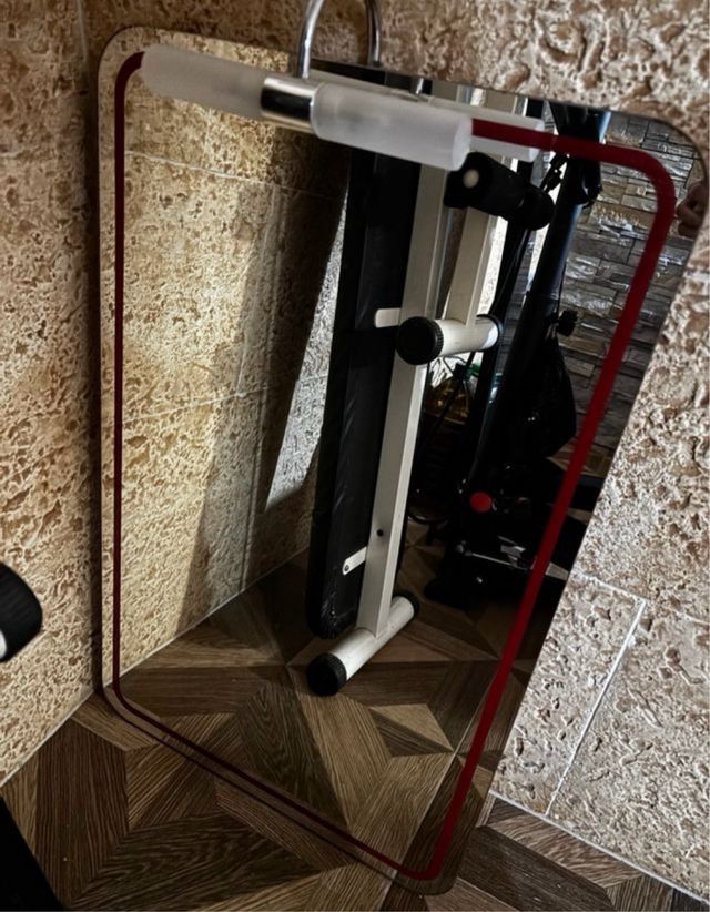 Mueble de baño rojo y blanco con espejo a juego