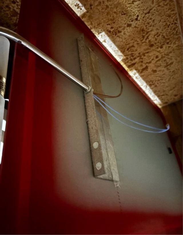 Mueble de baño rojo y blanco con espejo a juego