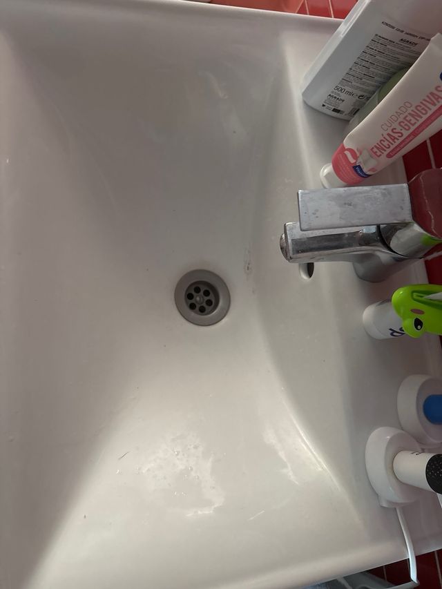 Mueble de baño rojo y blanco con espejo a juego