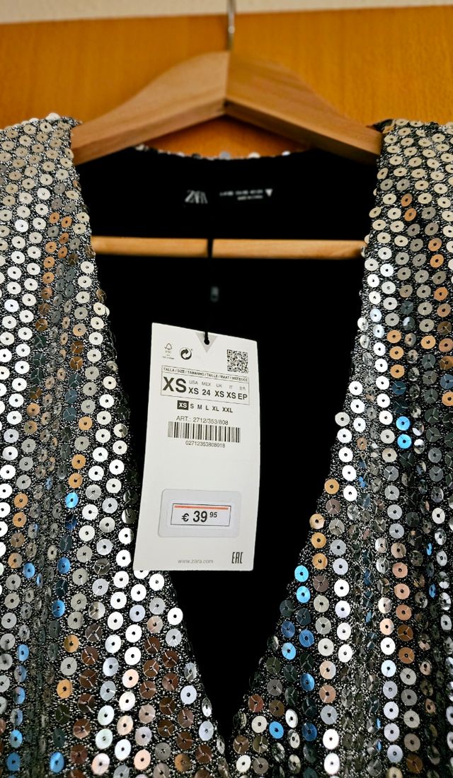 Vestido cóctel fruncido con lentejuelas