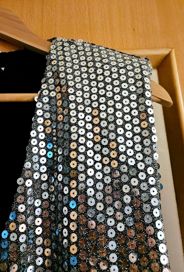 Vestido cóctel fruncido con lentejuelas