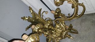 Se vende una lámpara de bronce en buen estado 