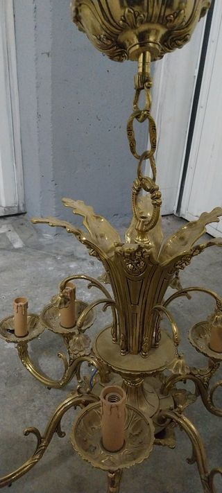 Se vende una lámpara de bronce en buen estado 