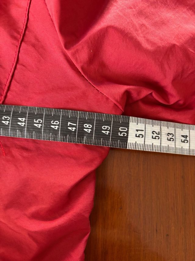 Chaqueta roja estilo militar