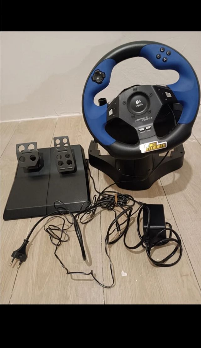 Volante Play 2 y pedales.