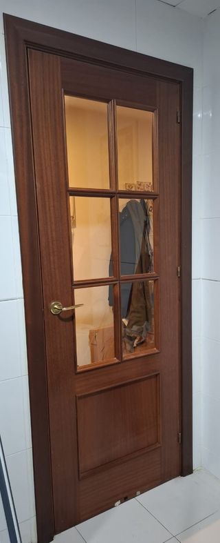 Puerta de madera con cristal