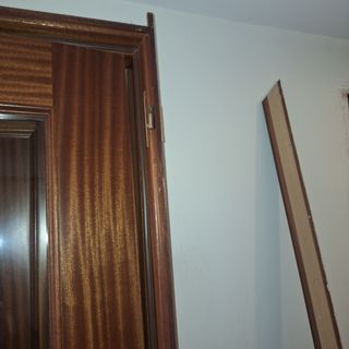 Puerta de madera con cristal