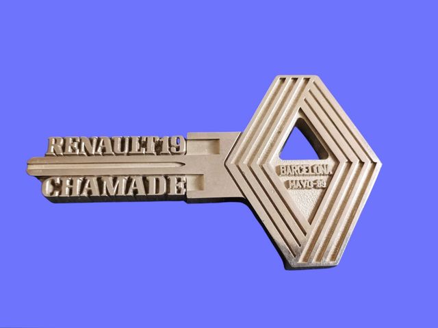 Gran llave metalica pisapapeles de Renault 19.
