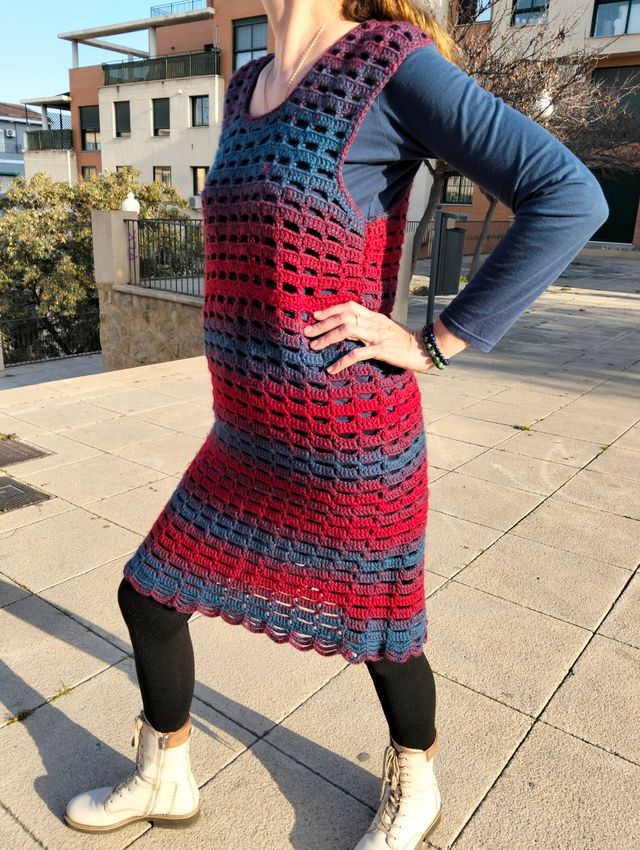 Vestido de ganchillo cálido hecho a mano