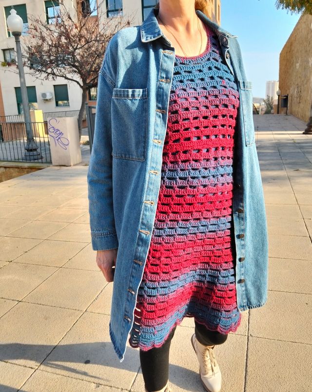 Vestido de ganchillo cálido hecho a mano