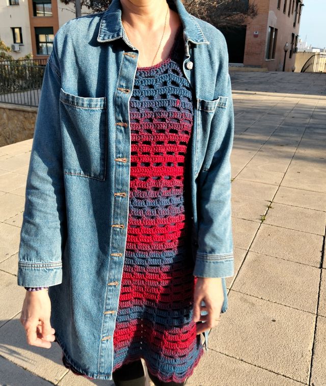 Vestido de ganchillo cálido hecho a mano