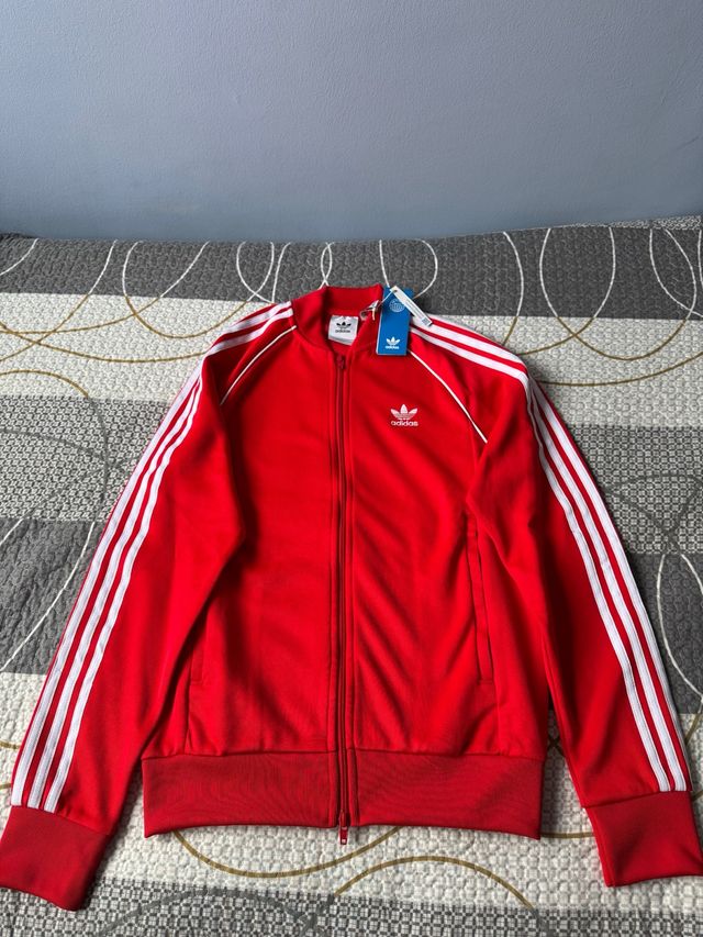 Sudadera Adidas con etiquetas