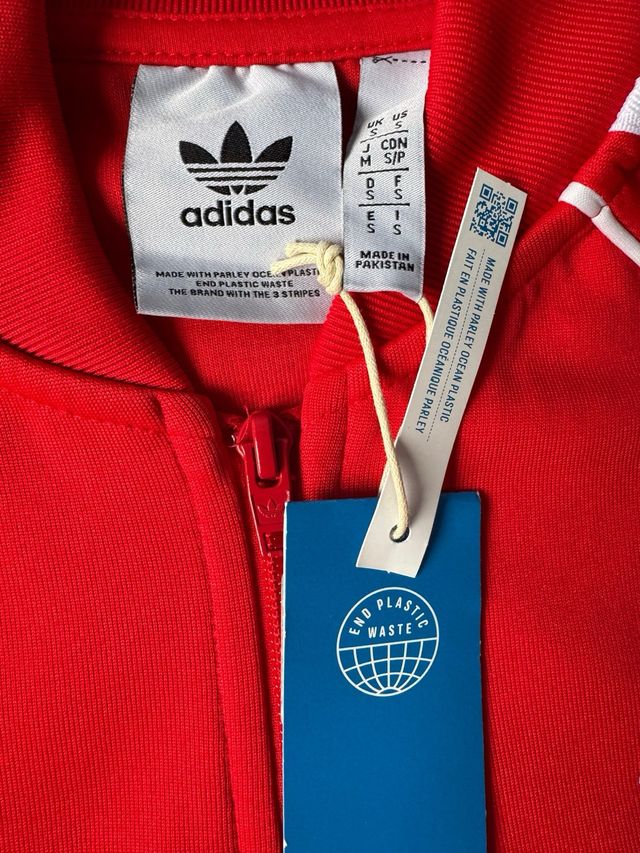Sudadera Adidas con etiquetas