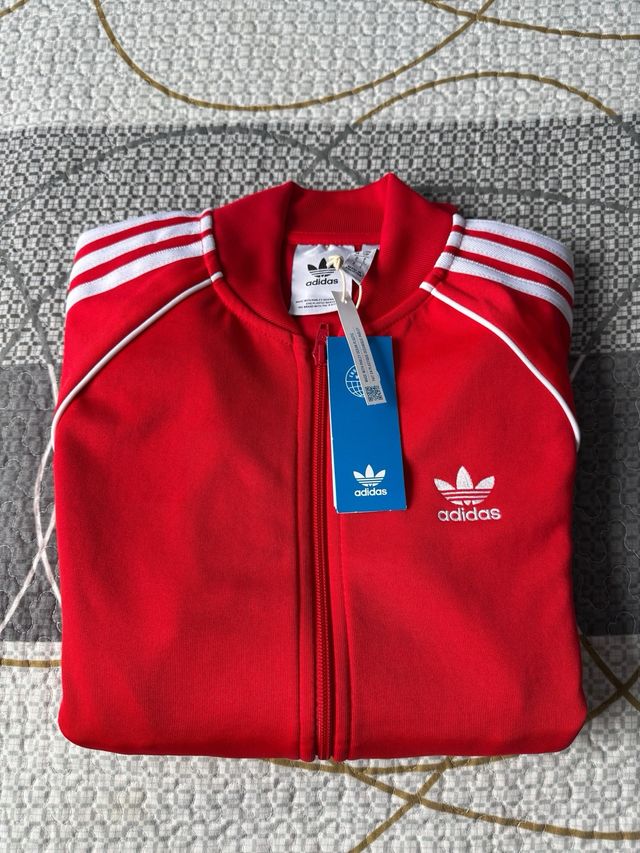 Sudadera Adidas con etiquetas