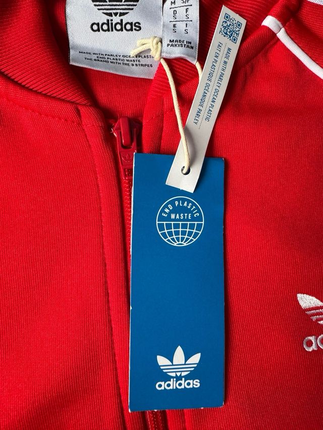 Sudadera Adidas con etiquetas
