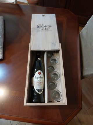 Cofanetto di legno  con bottiglia vuota