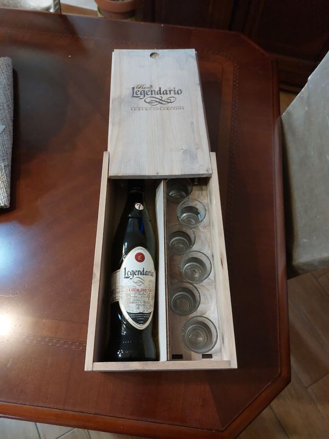 Cofanetto di legno  con bottiglia vuota