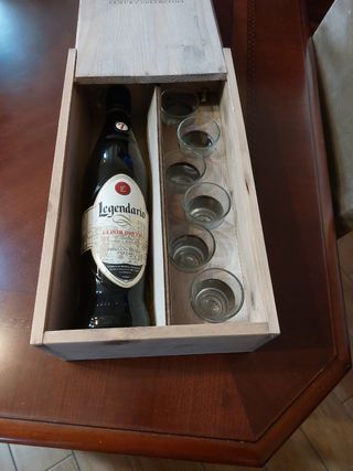 Cofanetto di legno  con bottiglia vuota