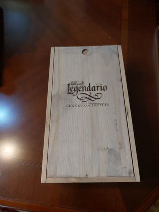 Cofanetto di legno  con bottiglia vuota