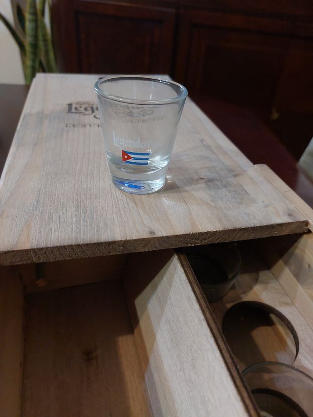 Cofanetto di legno  con bottiglia vuota