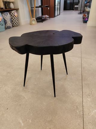 Mesa auxiliar de madera y metal negra