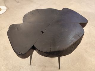 Mesa auxiliar de madera y metal negra