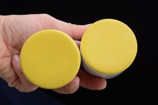 Dos tarros vintage farmacia loza blanca amarillo