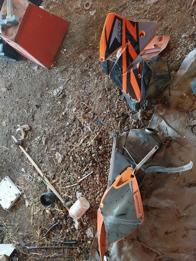 Tapas depósito y subchasis ktm 2004