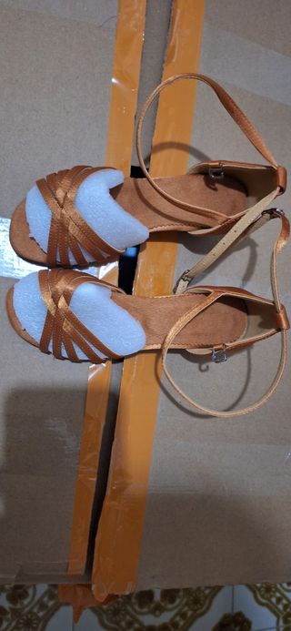 Sandalia de tacón bajo
