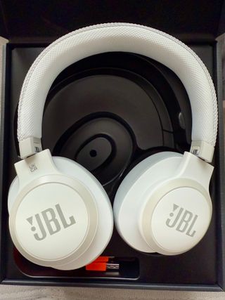 Auriculares blancos JBL Live 650BTNC nuevos