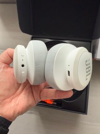 Auriculares blancos JBL Live 650BTNC nuevos