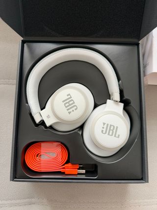 Auriculares blancos JBL Live 650BTNC nuevos