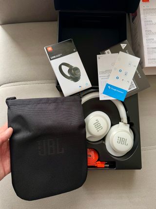 Auriculares blancos JBL Live 650BTNC nuevos