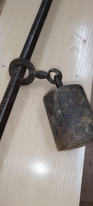 Antigua balanza romana con ganchos