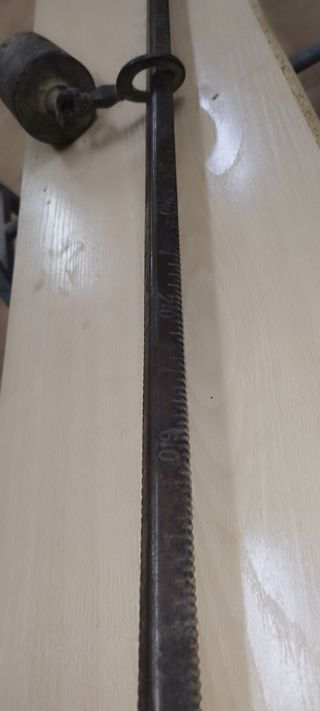 Antigua balanza romana con ganchos